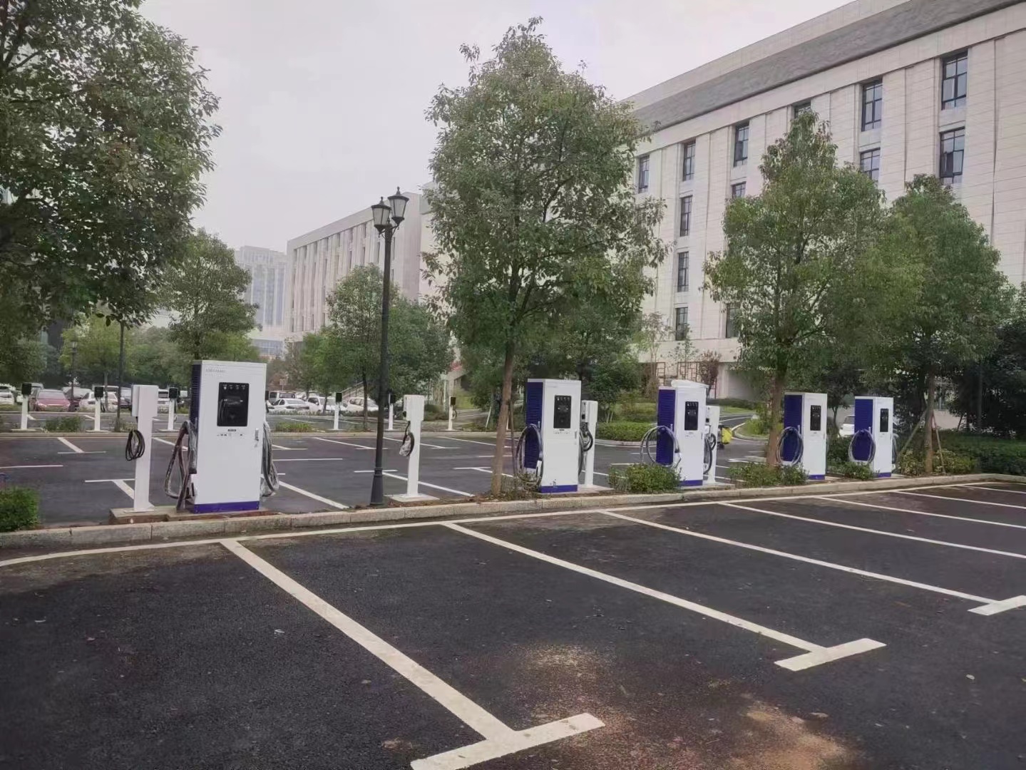 深圳青源新能源電動(dòng)汽車充電樁廠家合作客戶案例：商貿(mào)中心充電樁應(yīng)用案例